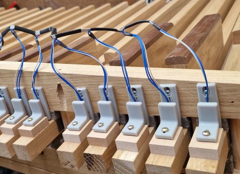 Pedalboard magnet reed support